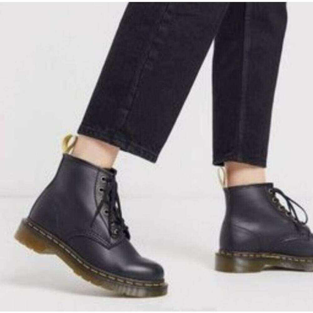 Dr‎ Martens Like New Original Women's 5 Black Air Wair AW004 11821 Combat Boots